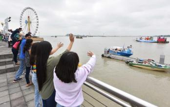 Público. El desfile náutico ‘El río Guayas es mi destino’ congregó a cientos de familias que llegaron al malecón Simón Bolívar a recrearse con este espectáculo sobre el agua.