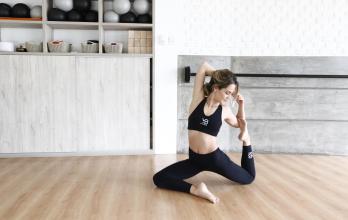 Andrea Santos usa la yoga como herramienta para salir del estrés.