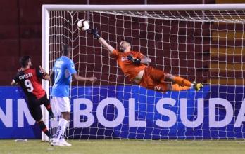 El arquero de Universidad Católica, Hernán Galíndez, rechaza un balón en una espectacular atajada, en el partido de la Copa Sudamericana ante Melgar.