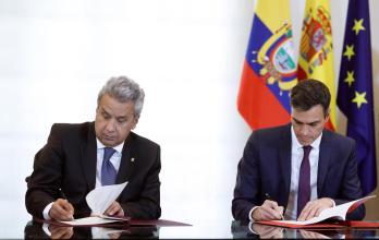 El presidente del Gobierno de España, Pedro Sánchez (derecha), y el presidente de Ecuador, Lenín Moreno (izquierda), durante la firma de convenios en la segunda jornada de la visita de trabajo a España.