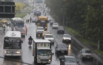 Los buses que ingresan a la vía a la costa se estacionan en el tercer carril de la misma, lo que provoca el congestionamiento y el paso peligroso de peatones.