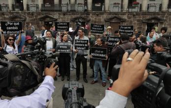 La movilización de las familias de los tres primeros secuestrados (Paúl Rivas, Javier Ortega y Efraín Segarra) se mantuvieron después de que el Gobierno confirmara su muerte, al dar por buenas tres fotografías, como forma de reclamo ante la falta de infor