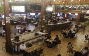 Algunas cafeter{ias y restaurantes sientes la reactivación pese a la poca clientela.