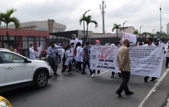 Protesta alumnos de enfermería