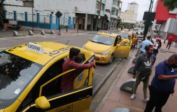 Los taxis amarillos ayer ofrecían el servicio compartido, como hasta el miércoles pasado lo hacían las taxirrutas, hacia el cantón Durán.