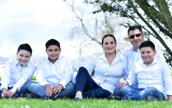 Gabriela Cadena, junto a su esposo e hijos
