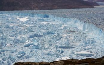 El glaciar Helheim, en Groenlandia, una posible analogía para el comportamiento futuro de los glaciares mucho más grandes de la Antártida.