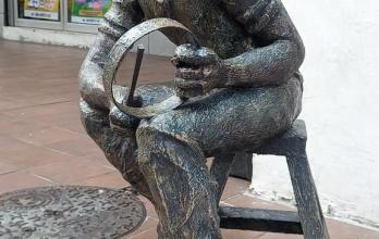 Escultura El hombre de la campana
