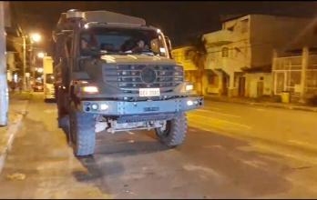 Un camión militar realiza patrullaje por una calle del centro de Esmeraldas.