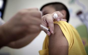 La OMS indica que la vacuna contra la viruela convencional es bastante eficaz contra esta variante. Imagen de archivo de una vacuna.