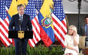 El presidente de Ecuador, Guillermo Lasso (i), fue registrado el pasado jueves 19 de mayo al recibir a la primera dama de EE.UU, Jill Biden, durante una visita oficial, en Quito (Ecuador).