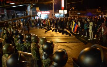 Manifestantes indígenas y militares en la Panamericana Sur