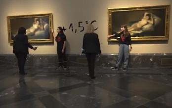 Dos activistas se pegan a cuadros de Goya (9311331)