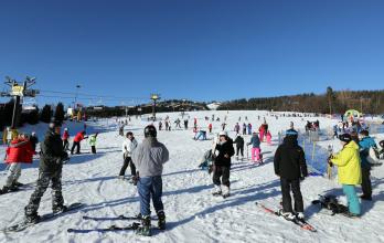 People visit ski resor (9703479)
