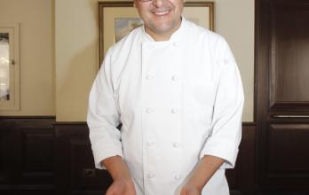 El chef Diego Hermosa, del Bankers Club, prepara una rosca de reyes