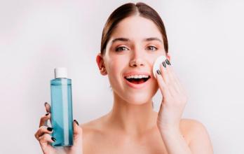 Limpiar el rostro con agua micelar es ideal para los rostros maduros y con piel seca