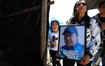 Habitantes de La Comuna de Santa Clara de San Millán participan hoy, de una misa, en Quito (Ecuador).