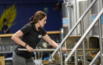 mujer cerveza