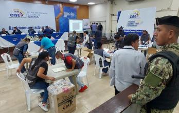 En la Delegación Provincial Electoral del Guayas , se instala la Junta Electoral para empezar el escrutinio de los votos.