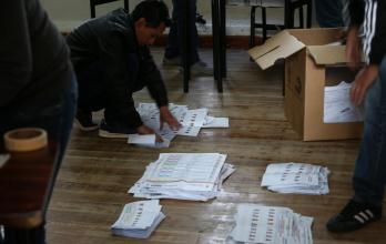 Jurados de votación realizan conteo de votos tras el cierre de mesas luego de una jornada de elecciones locales y referéndum constitucional, hoy, en Quito (Ecuador).