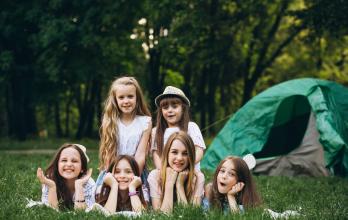 grupo-chicas-acampando-bosque
