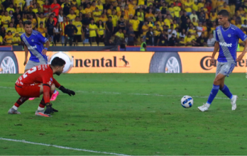 Cevallos y Sosa comandaron un contragolpe que terminó con el tercer gol de Emelec.