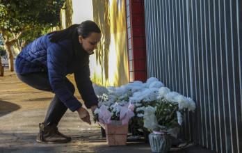 Personas ponen flores escuela de Brasil