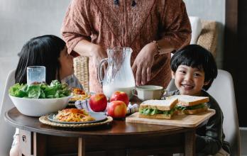 Niños desayunando