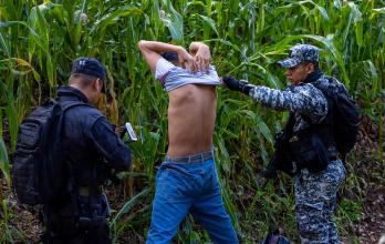 Revisión de policias a pandillas El Salvador