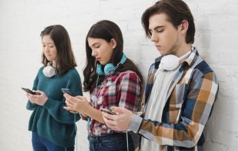 adolescentes-utilizando-smartphone