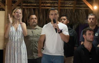 La vicepresidenta electa Verónica Abad, celebra con simpatizantes del candidato a la presidencia Daniel Noboa