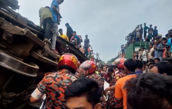 Elevan a 17 los muertos en el peor accidente de tren de Bangladesh en 15 años