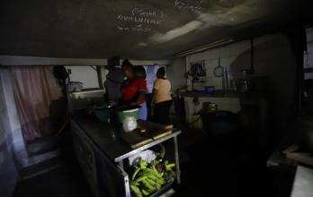 Un restaurante situado en el barrio Garay, en Guayaquil, a oscuras debido a los apagones.