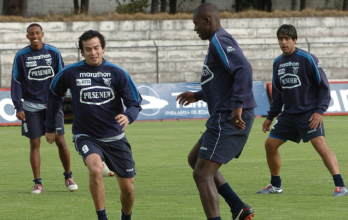 Jaime Iván Kaviedes (i) durante un entrenamiento con la selección ecuatoriana de fútbol.