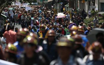 Mineros marchan contra las restricciones a la explotación de oro en áreas protegidas en Bolivia
