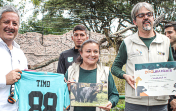 Directivos y jugadores del Cumbayá llegaron al zoológico para el apadrinamiento de Timo.