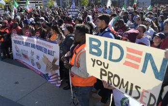 Cientos de migrantes exigen a Biden cumplir sus promesas de campaña: