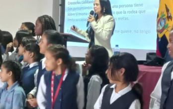 Karina González dicta una charla a un grupo de estudiantes.