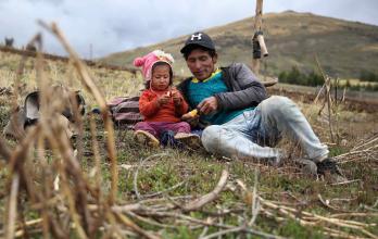 padre e hija en campo Junín, Perú