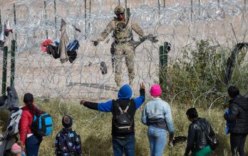 Migrantes quedan varados en el río Bravo de México y EEUU con temperaturas de 2 grados