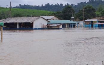 Escuela San Gregorio se encuentra inundada.