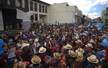 Presidente electo de Guatemala marcha junto a indígenas en 