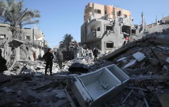 Palestinos buscan víctimas y supervivientes entre los escombros de las casas destruidas