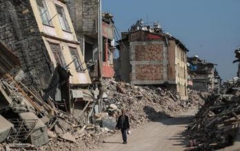 Un hombre pasa junto a edificios derrumbados tras los fuertes terremotos en Hatay, Turquía, el 23 de febrero de 2023.