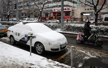 Pekín cierra escuelas y emite alerta naranja por tormentas de nieve