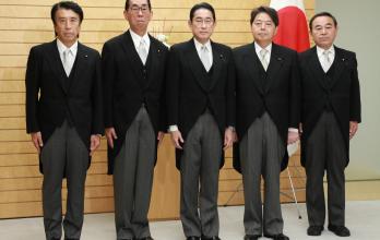 El primer ministro nipón 'limpia' su Ejecutivo por el escándalo de los cobros ilícitos