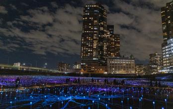 La Freedom Plaza de Nueva York se enciende con una instalación luminosa de Bruce Munro