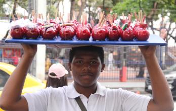Julio, de 18 años, comercializa manzanas dulces en las calles de Guayaquil.