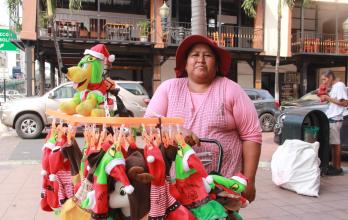 Martha Calvo Piña llega cada diciembre a Guayaquil para comercializar ropa navideña.