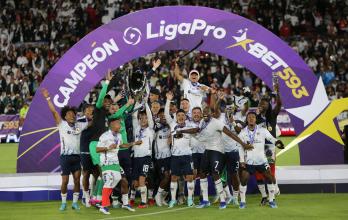 Jugadores de LDU Quito celebran hoy el campeonato de la Liga Pro ecuatoriana tras vencer en la final a Independiente del Valle